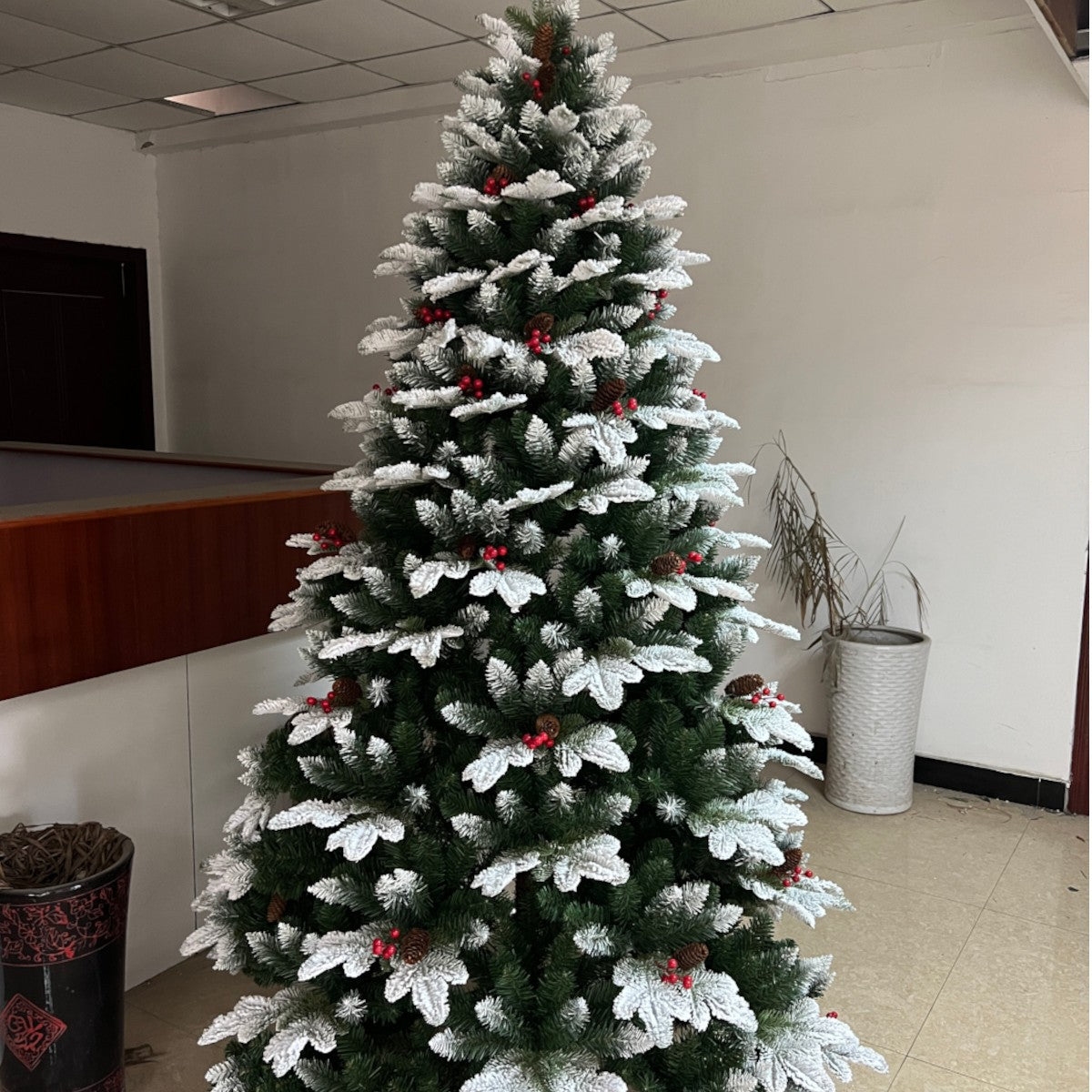 Premium-Weihnachtsbaum, 3D-Zweige, Zapfen, Lorbeerbeeren, beschneit, 220 cm