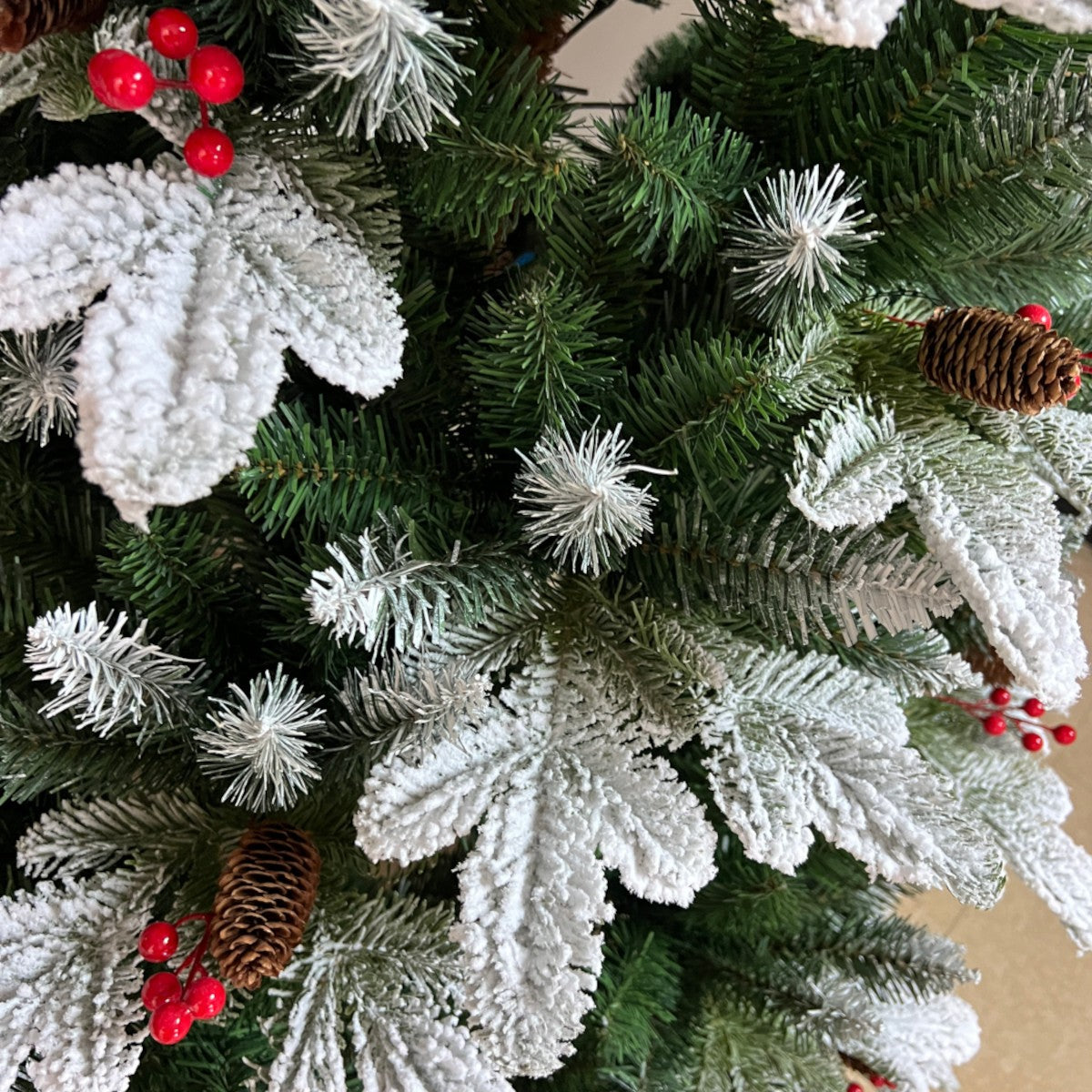 Premium-Weihnachtsbaum, 3D-Zweige, Zapfen, Lorbeerbeeren, beschneit, 220 cm