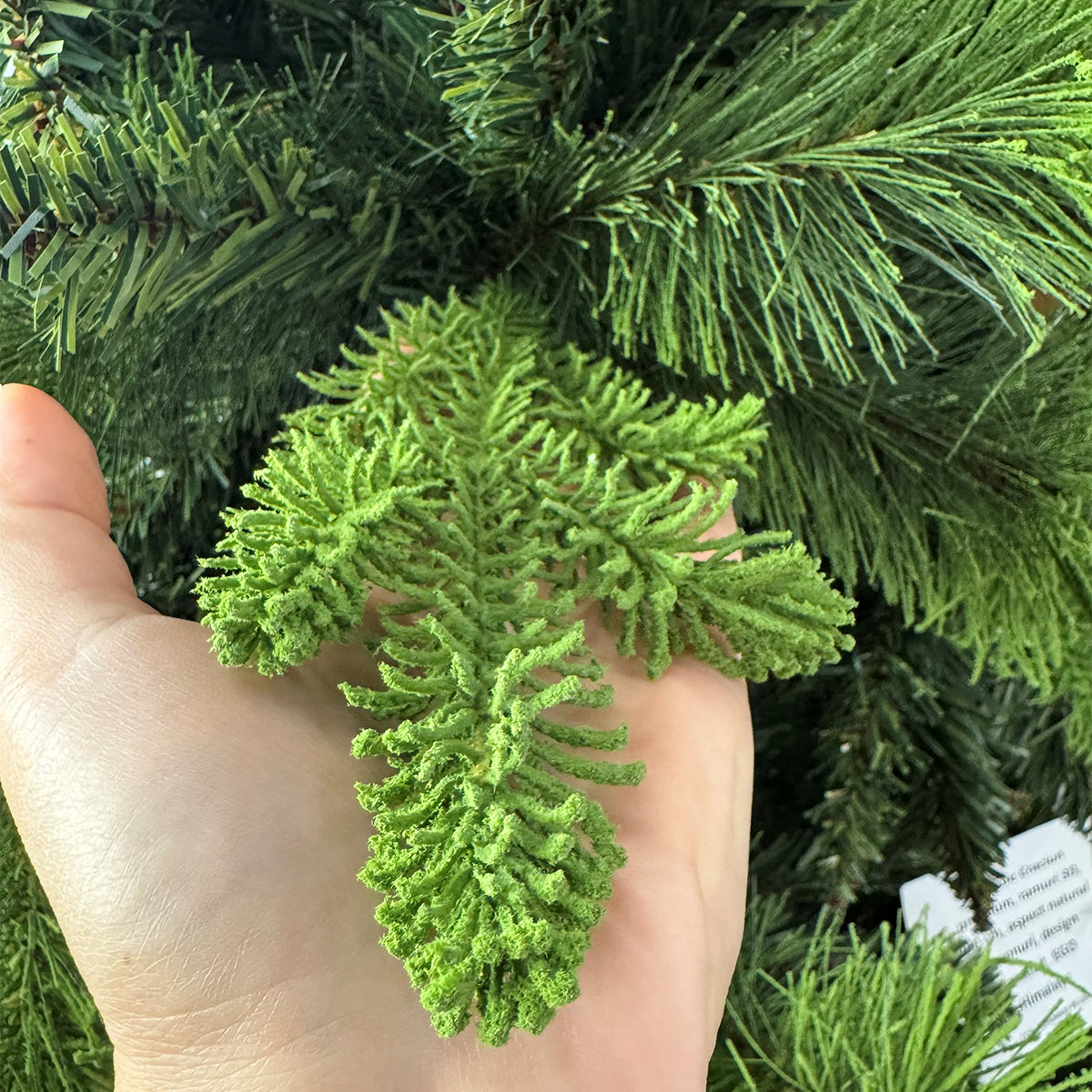 Premium-Weihnachtsbaum, 3D-Zweige, 220 cm, Himalaya, besonderes Design, natürliches Aussehen mit Zapfen