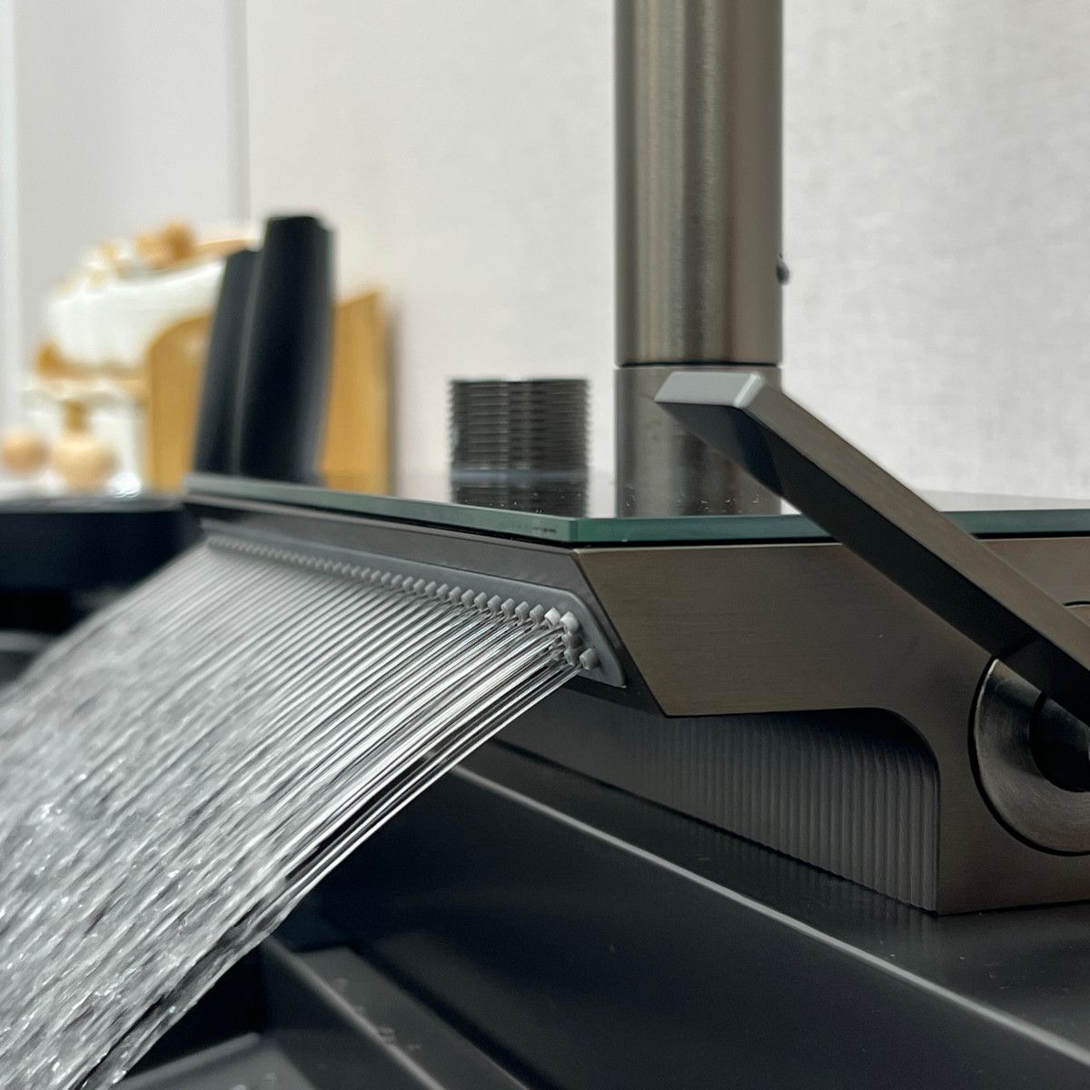 Küchenarmatur, hydroelektrisches Display mit Wasserfall, ausziehbare Brause, 3 Strahlarten, 360° schwenkbar, Gun Grey, Ingrid