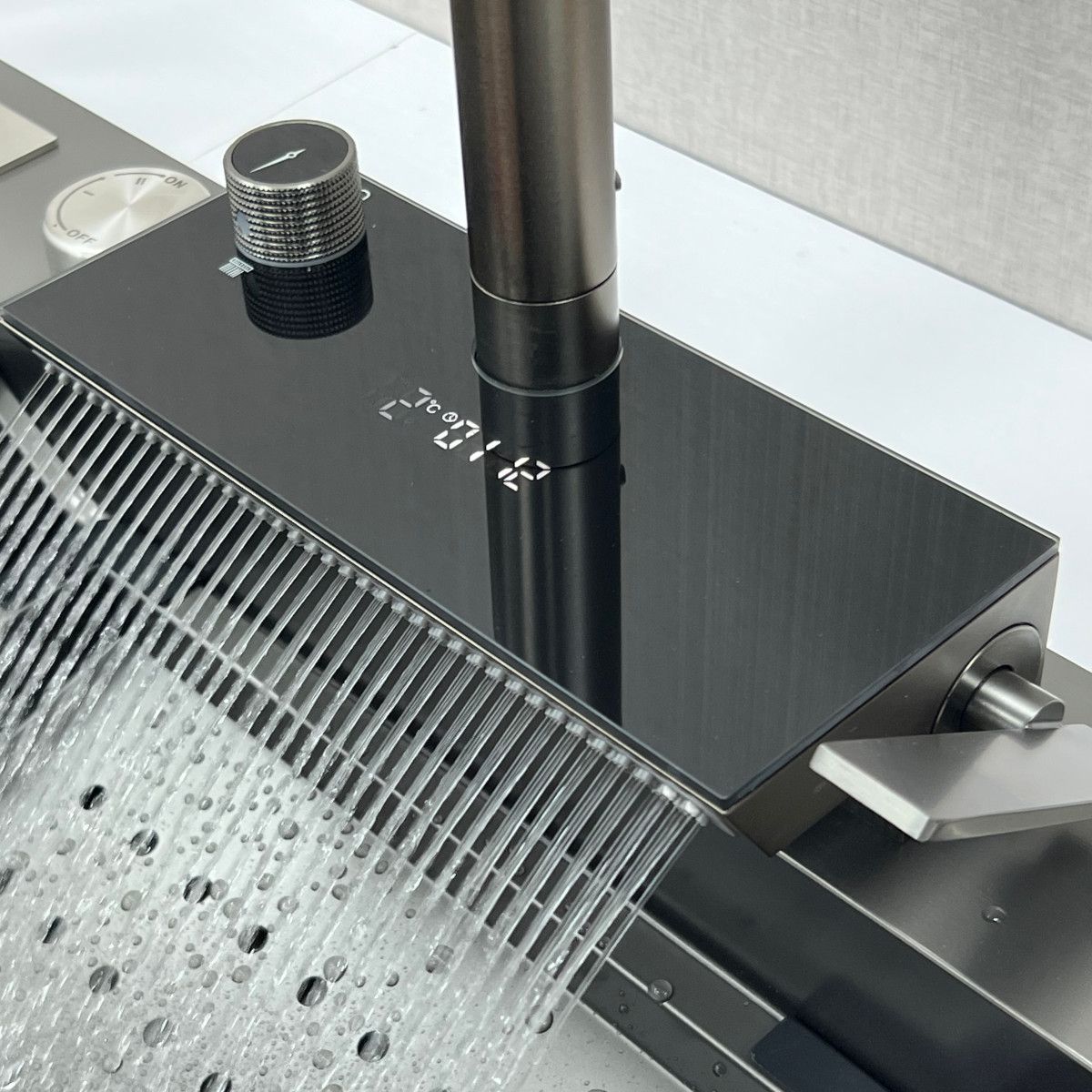 Küchenarmatur, hydroelektrisches Display mit Wasserfall, ausziehbare Brause, 3 Strahlarten, 360° schwenkbar, Gun Grey, Ingrid