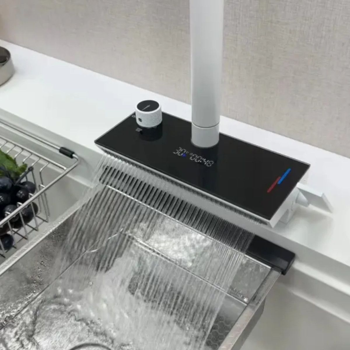 Küchenarmatur, hydroelektrisches Display mit Wasserfall, ausziehbare Brause, 3 Strahlarten, 360° schwenkbar, Mattweiß, Ingrid