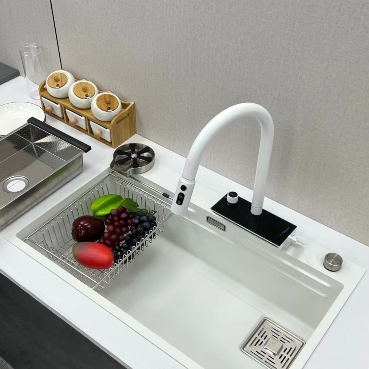 Küchenarmatur, hydroelektrisches Display mit Wasserfall, ausziehbare Brause, 3 Strahlarten, 360° schwenkbar, Mattweiß, Ingrid