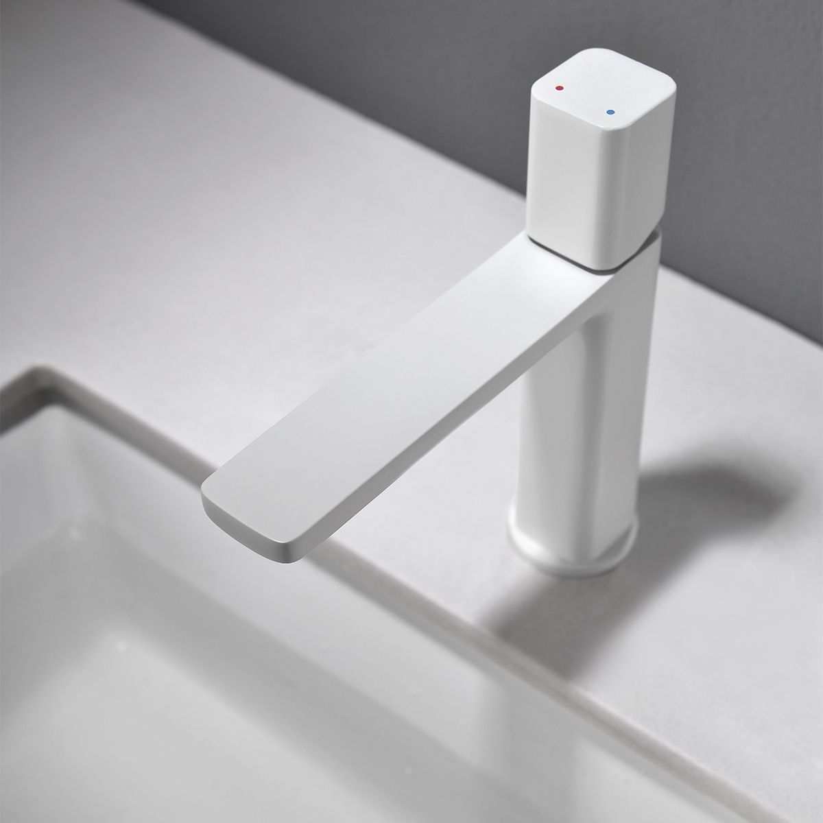 Waschbeckenarmatur Alano, Waschbeckenmontage, Mattweiß, mit Neoperl-Perlator, außergewöhnliches Design