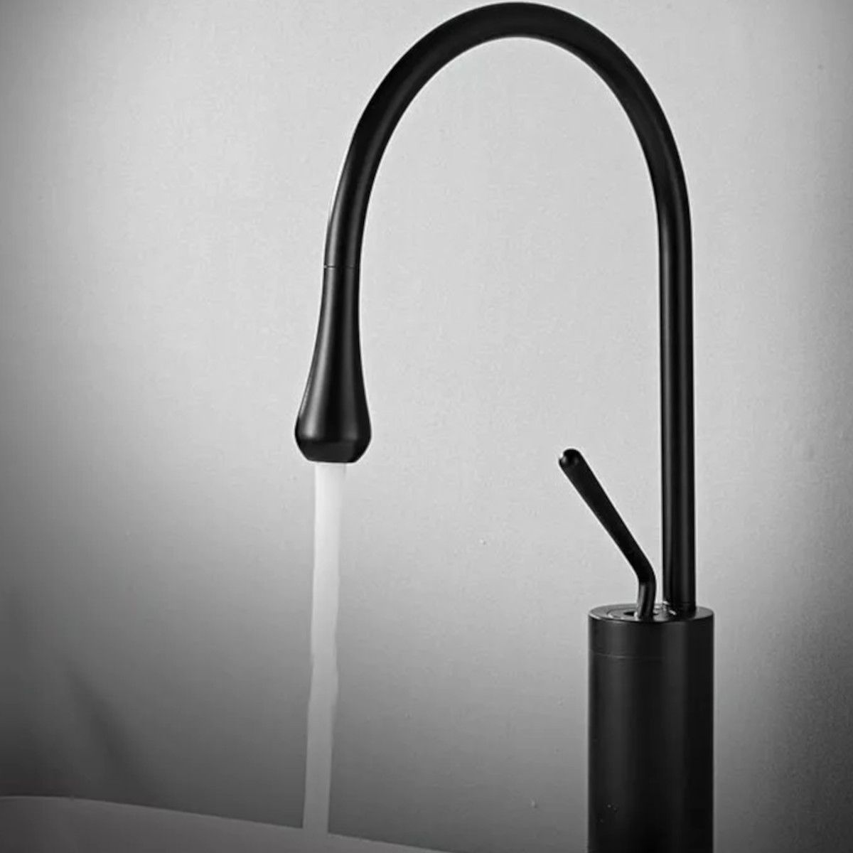 Waschbeckenarmatur Lost, Mattschwarz, Höhe 38 cm, mit Perlator, Aufsatzmontage