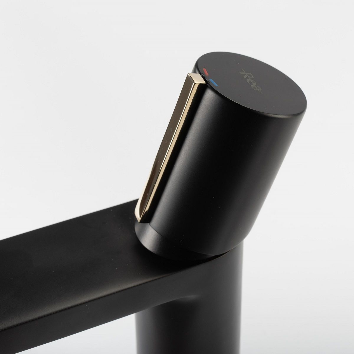 Waschtischarmatur REA-Icon Low, Aufsatzmontage, Ausführung Mattschwarz-Gold, Luftsprudler, besonderes Design