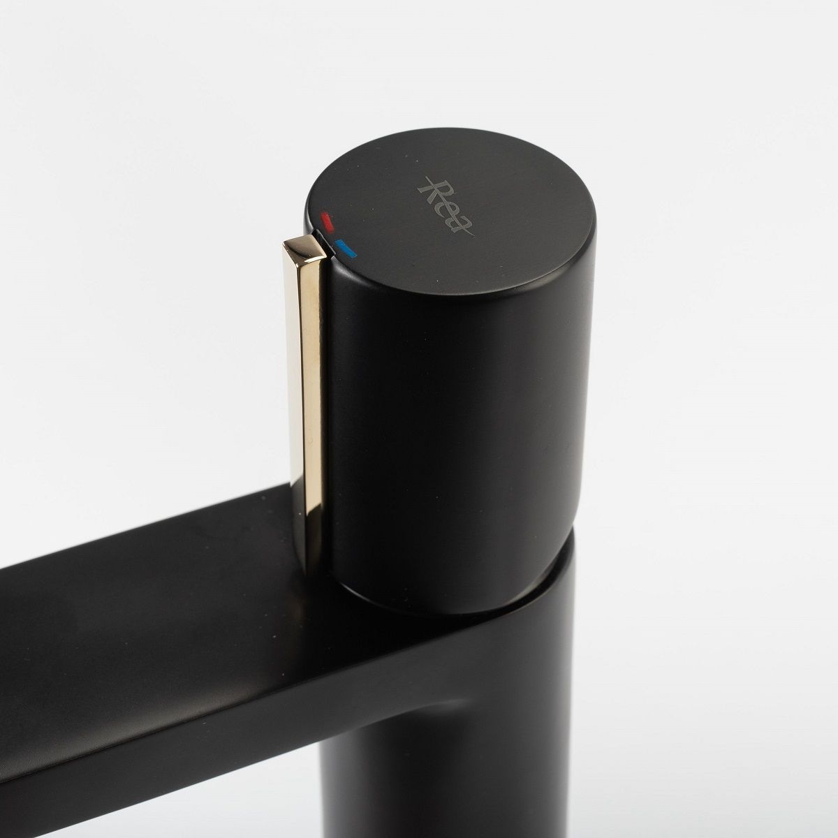 Waschtischarmatur REA-Icon Low, Aufsatzmontage, Ausführung Mattschwarz-Gold, Luftsprudler, besonderes Design