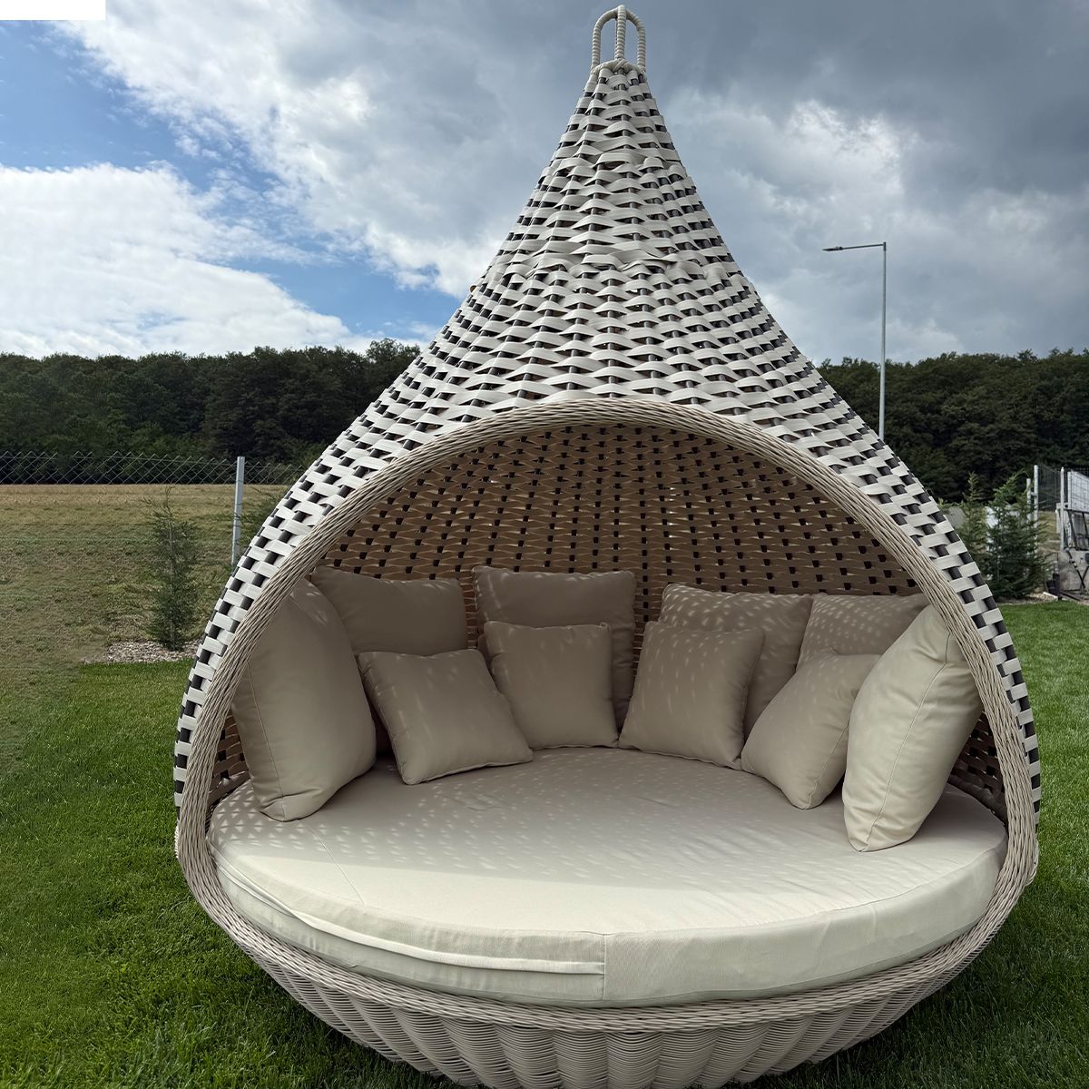 Außenbett für Garten oder Terrasse, Nestform, 10 Kissen, Aluminiumrahmen, Rattangeflecht, Durchmesser 180x220 cm, Rustica